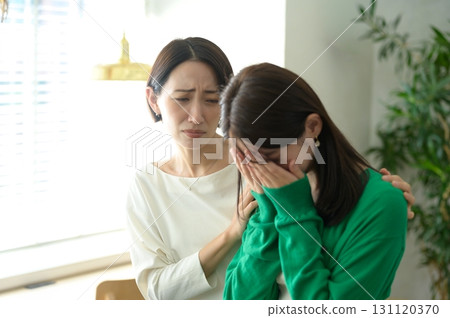 哭泣的女人和安慰她的日本女人 131120370