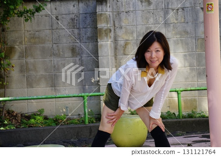 在公園裡玩的女孩 131121764