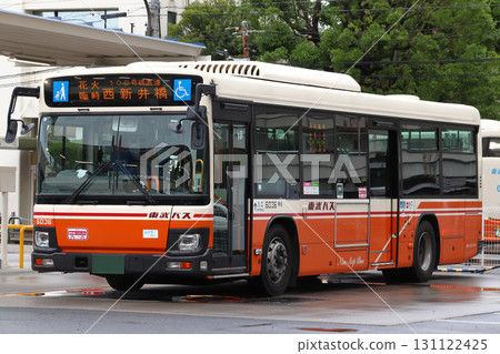 停在西新井大師前的東武巴士(足立煙火大會專用巴士) 停在西新井大師前的東武巴士(足立煙火大會專用巴士) 131122425