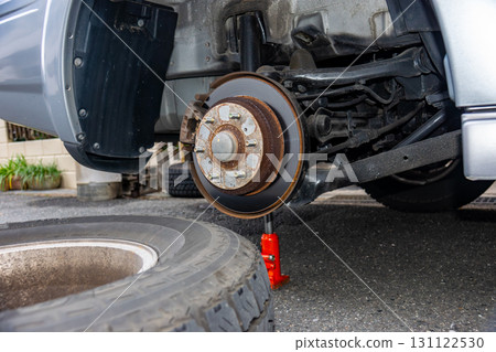 SUV 被頂起，夏季輪胎被拆下。 131122530