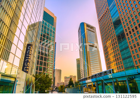 9 月 17 日，日本東京城市景觀。俯瞰汐留商業區。 131122595