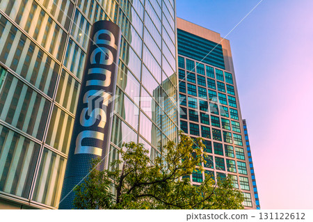 9 月 17 日，日本東京城市景觀。俯瞰汐留商業區。 131122612