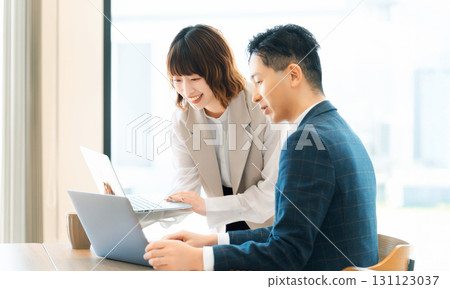 兩個商人，一男一女，開會 131123037