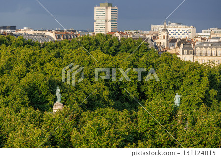 the city of bordeaux at the garonne river 131124015