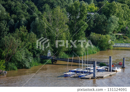 the city of bordeaux at the garonne river the city of bordeaux at the garonne river 131124091