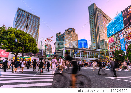 9月17日,日本東京城市景觀。入境旅遊仍在繼續…澀谷十字路口擠滿了外國遊客,十分危險… 9月17日,日本東京城市景觀。入境旅遊仍在繼續…澀谷十字路口擠滿了外國遊客,十分危險… 131124521