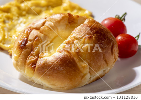 很多美味新鮮出爐的麵包 131128816