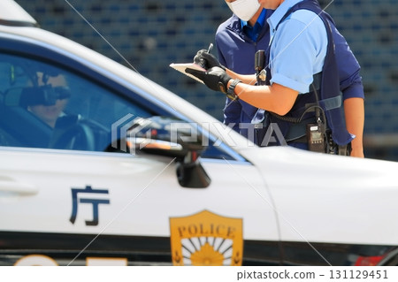 巡邏車和警察 131129451