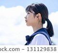 看著天空的女學生 131129838