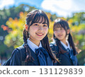 看著天空的學校女孩 131129839