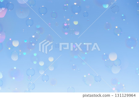 背景與跳舞的肥皂泡 131129964
