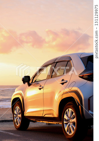 背景為橘色漸層的汽車 背景為橘色漸層的汽車 131129975