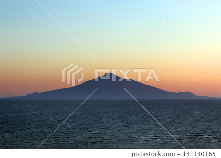 北海道北部的觀景點:從夕陽丘停車場眺望利尻島。夕陽丘停車場。利尻富士。 北海道北部的觀景點:從夕陽丘停車場眺望利尻島。夕陽丘停車場。利尻富士。 131130165