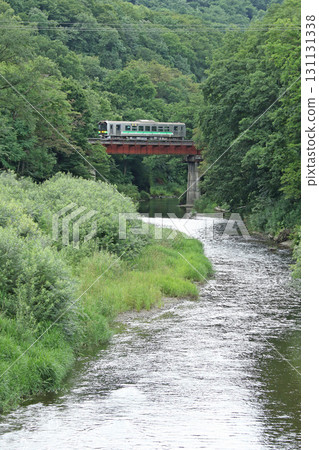 夏季運行於十勝地區的根室本線普通列車 JR 北海道普通柴油火車 H100 DECMO 夏季運行於十勝地區的根室本線普通列車 JR 北海道普通柴油火車 H100 DECMO 131131338