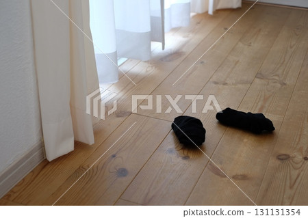 走廊上丟棄的襪子 131131354