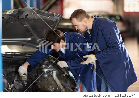 Mechanics to fix the car Mechanics to fix the car 131132174