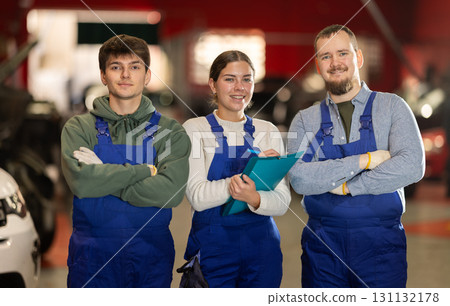 Employees go to the car service 131132178