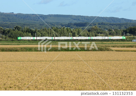 紫丁香特快列車快速穿過物產豐富的空知地區。 131132353