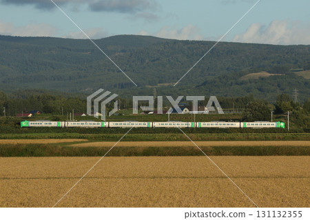 紫丁香特快列車快速穿過物產豐富的空知地區。 紫丁香特快列車快速穿過物產豐富的空知地區。 131132355