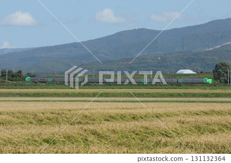 紫丁香特快列車快速穿過物產豐富的空知地區。 131132364