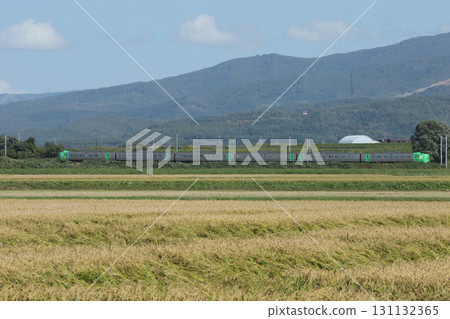 紫丁香特快列車快速穿過物產豐富的空知地區。 131132365