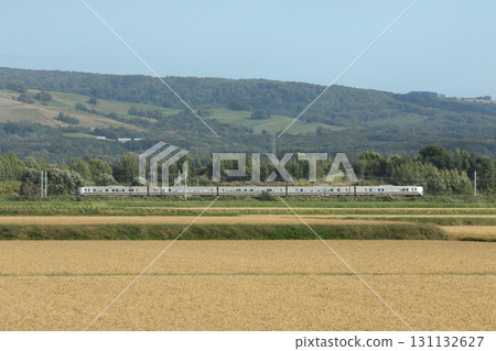 神威特快列車疾駛在物產豐富的空知地區。神威函館本線 131132627
