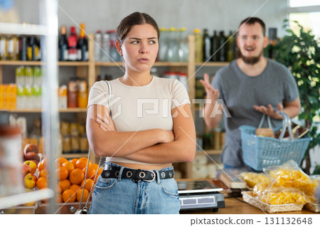 Family quarrel between a husband and wife in grocery supermarket 131132648