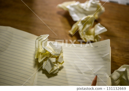 皺巴巴的筆記本 131132669