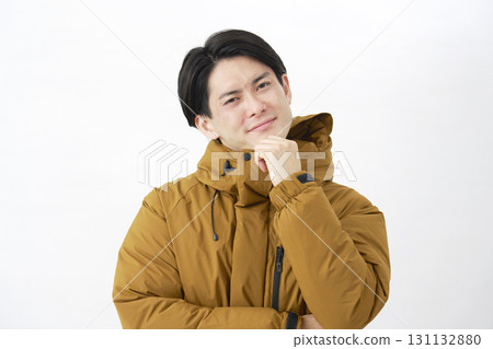 一位穿著羽絨外套的男子在白色背景上擔心 131132880