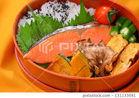 Cooked on the grill. Salmon bento, shake bento, shake bento. Pumpkin, maitake mushroom, tamagoyaki, okra, cherry tomatoes. Cooked on the grill. Salmon bento, shake bento, shake bento. Pumpkin, maitake mushroom, tamagoyaki, okra, cherry tomatoes. 131133091