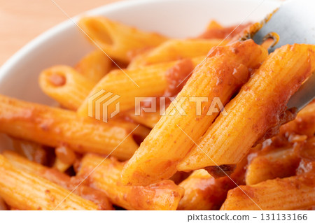 叉子上的肉醬通心粉特寫 叉子上的肉醬通心粉特寫 131133166