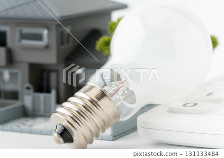 一棟微型獨立式住宅的特寫鏡頭，裡面有燈泡和計算機 131133484