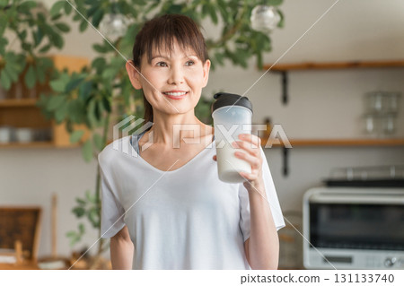 亞洲女性在客廳訓練後飲用蛋白質/EAA 亞洲女性在客廳訓練後飲用蛋白質/EAA 131133740