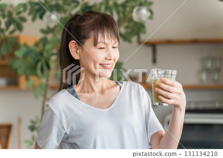 中年女性喝冰沙和蔬菜汁來保持健康 131134210