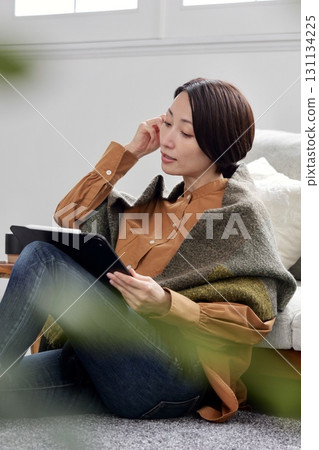 可視電話 操作平板電腦的女人 可視電話 操作平板電腦的女人 131134225