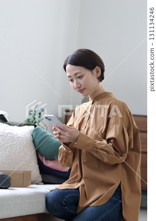 Listing on a flea market site Mobile phone operation image Listing on a flea market site Mobile phone operation image 131134246