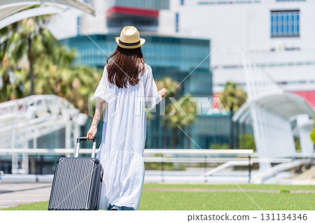 年輕女子去旅行 131134346
