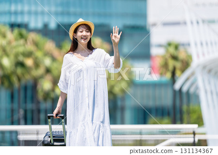年輕女子去旅行 131134367