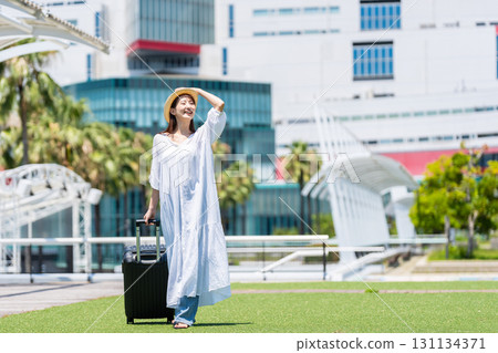 年輕女子去旅行 131134371