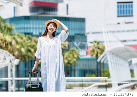 年輕女子去旅行 年輕女子去旅行 131134372