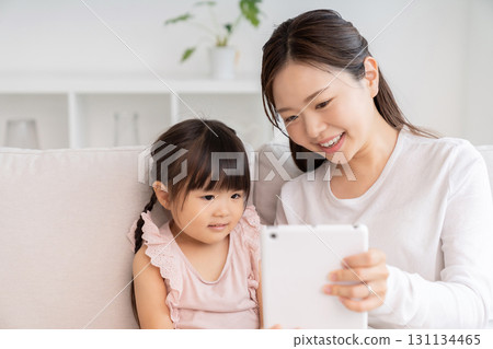 母親與 3 歲女孩平板電腦 母親與 3 歲女孩平板電腦 131134465