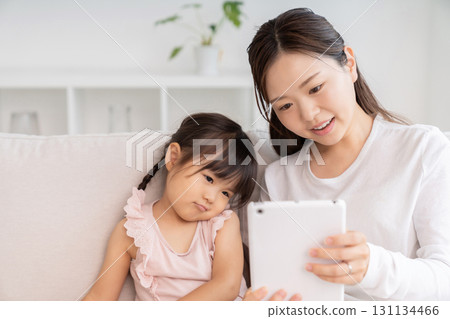 母親與 3 歲女孩平板電腦 母親與 3 歲女孩平板電腦 131134466