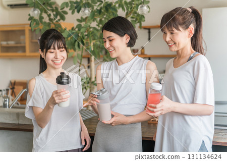 運動後喝蛋白質運動時喝蛋白質/EAA女性訓練同伴女性同伴 131134624