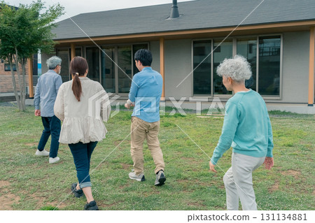 老年夫婦和他們的兒子 131134881