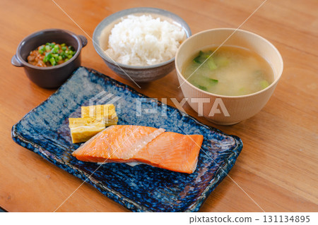 日式早餐:烤鮭魚和蛋捲 日式早餐:烤鮭魚和蛋捲 131134895