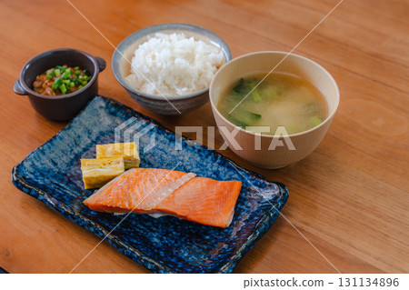 日式早餐:烤鮭魚和蛋捲 日式早餐:烤鮭魚和蛋捲 131134896