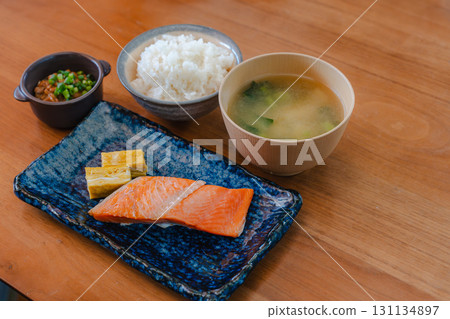 日式早餐:烤鮭魚和蛋捲 日式早餐:烤鮭魚和蛋捲 131134897