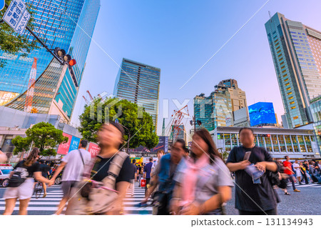 日本東京的街景。澀谷十字路口擠滿了外國遊客，還可以看到情侶…危險的自行車… 131134943