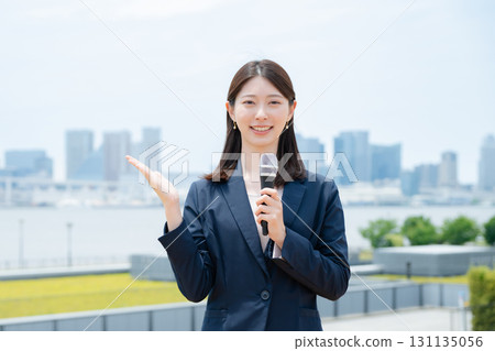 一個女人用麥克風 一個女人用麥克風 131135056