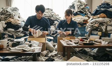 兩名工人,一男一女,正在清理垃圾房。 兩名工人,一男一女,正在清理垃圾房。 131135208